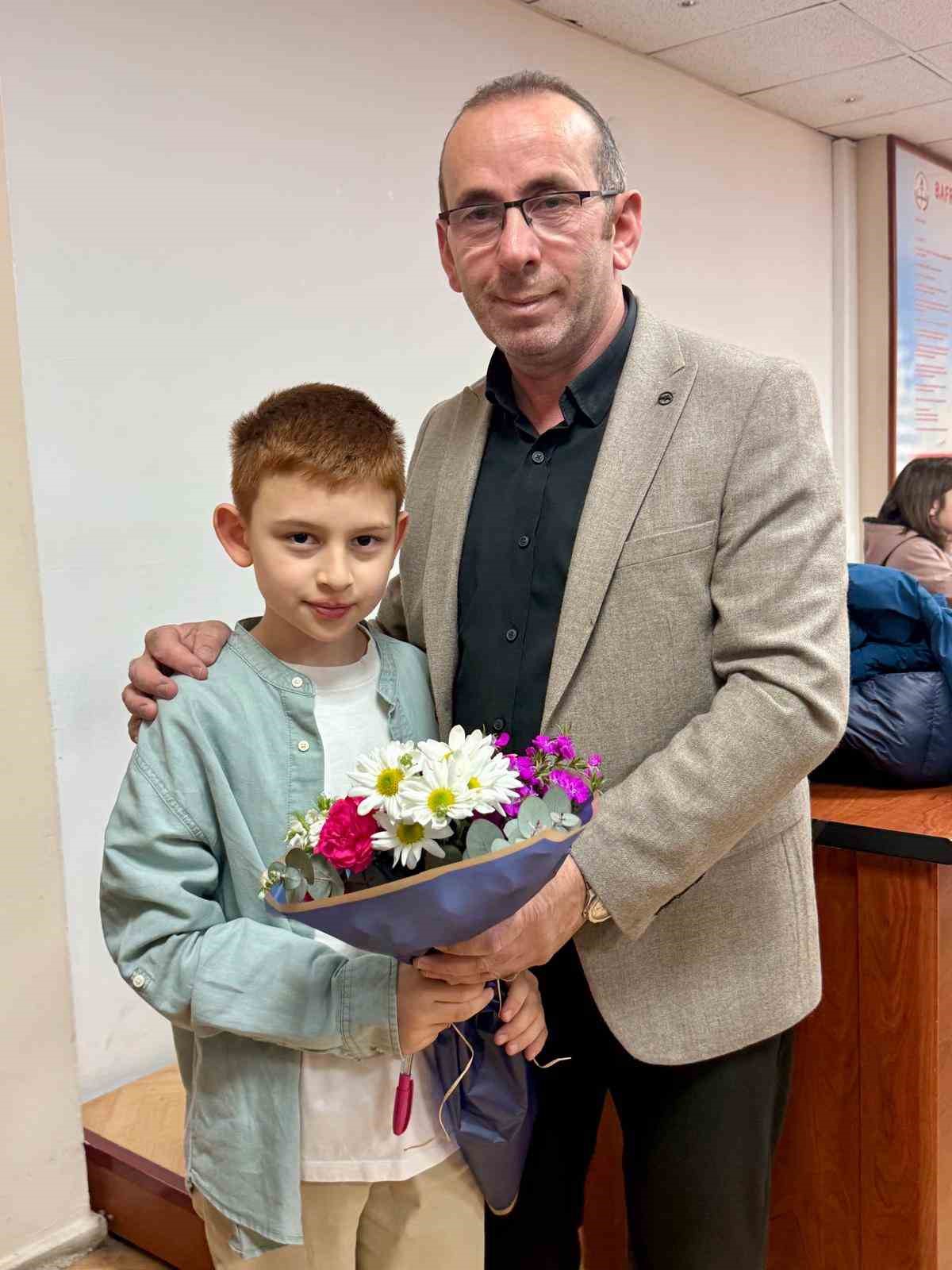 Minik yazarlardan b&uuml;y&uuml;k davranış: Kitaplarını sattılar, k&ouml;y okuluna umut oldular
