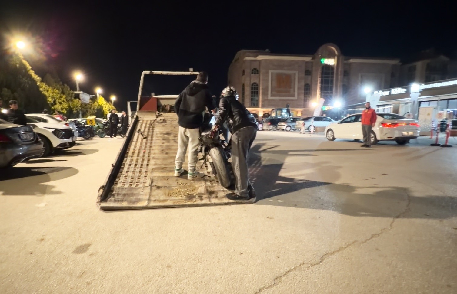 Motosikleti bağlanan s&uuml;r&uuml;c&uuml; 58 bin TL&rsquo;lik ceza tutanağı ile poz verdi
