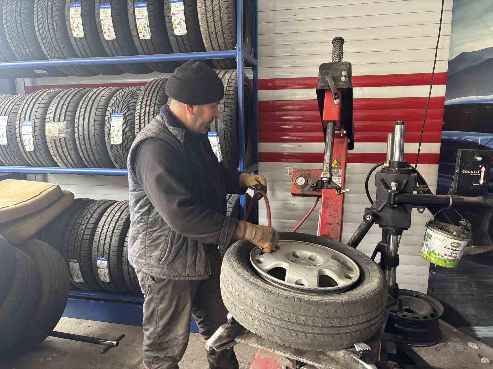 Bing&ouml;l&rsquo;de havalar ısınmadı lastik değişimi gecikti: S&uuml;r&uuml;c&uuml;ler beklemede
