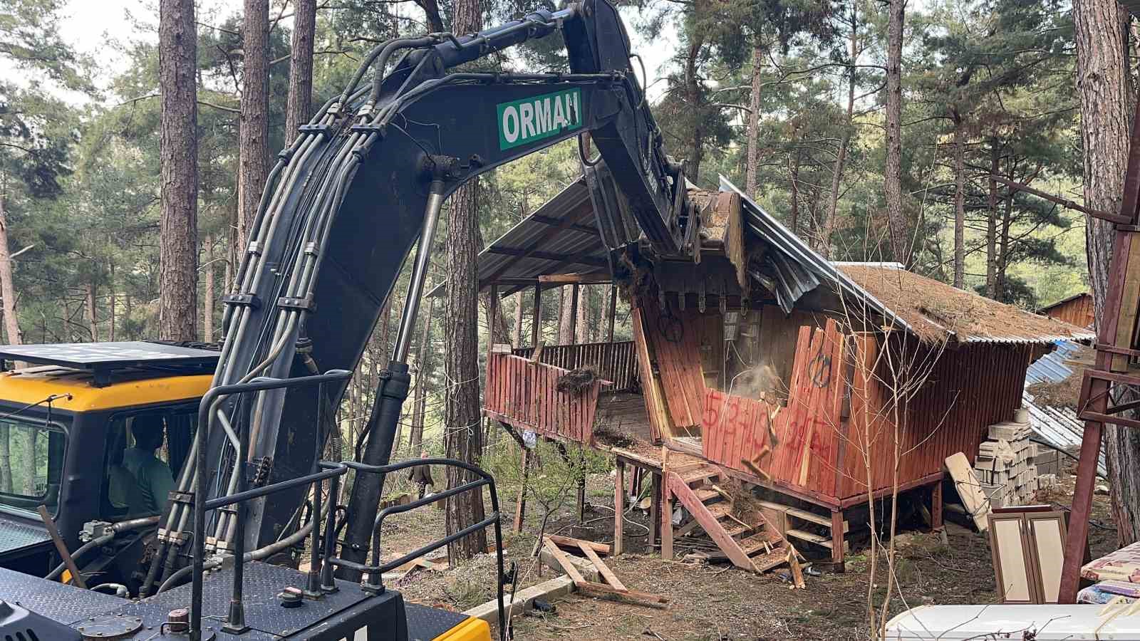 Osmaniye&rsquo;de mahkeme kararı sonrası 31 ka&ccedil;ak yayla evinin yıkımına başlandı
