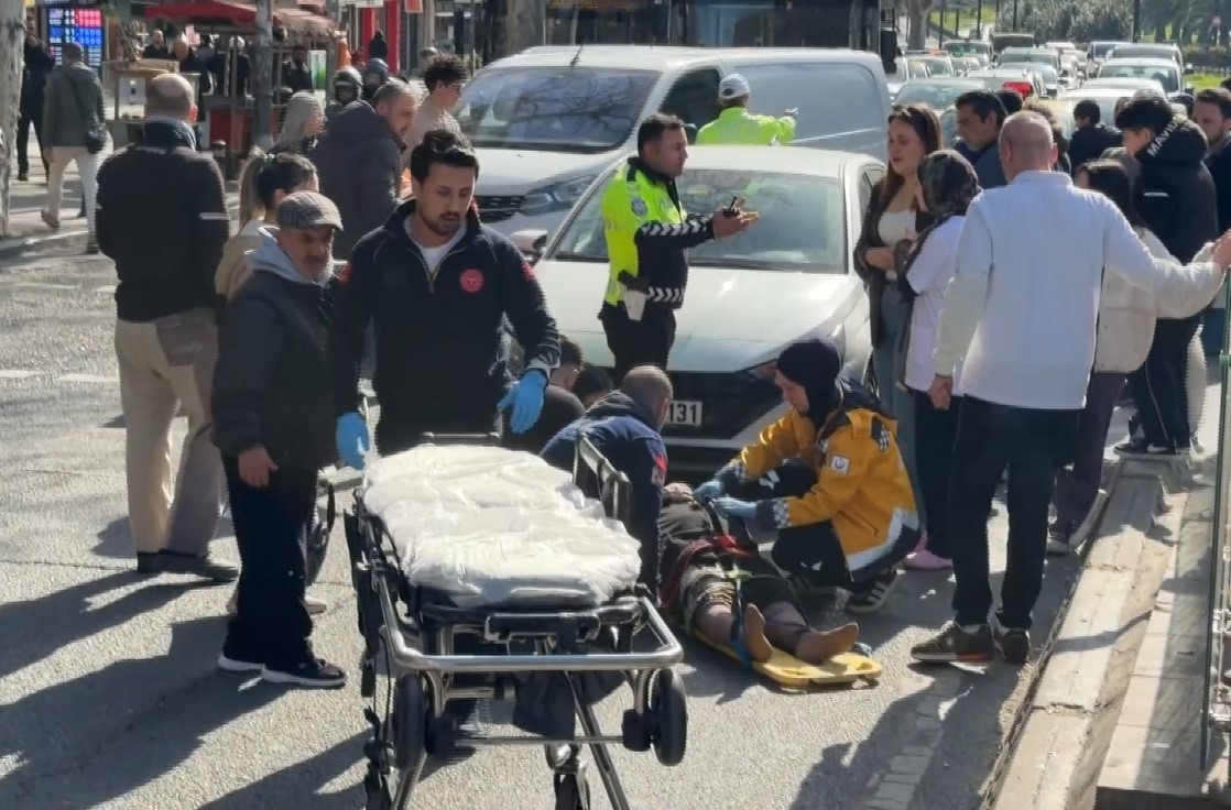 Fatih’te yolun karşısına geçmeye çalışan yaşlı kadına otomobil çarptı