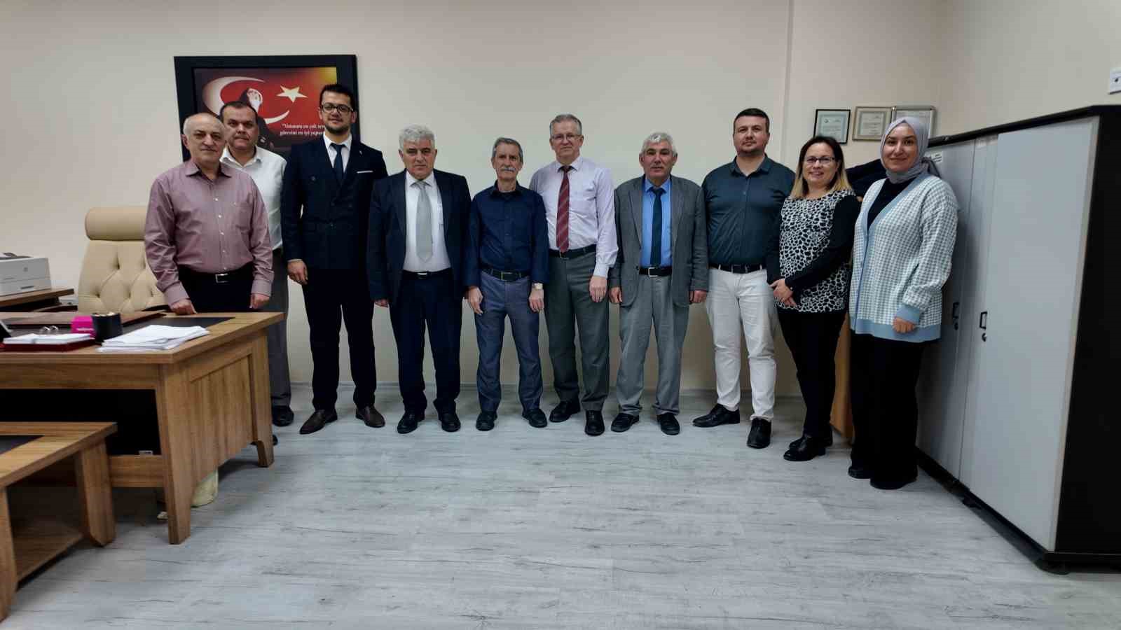 Gediz’de 26 yıldır nüfus müdürlüğü yapan Naci Özdemir emekli oldu