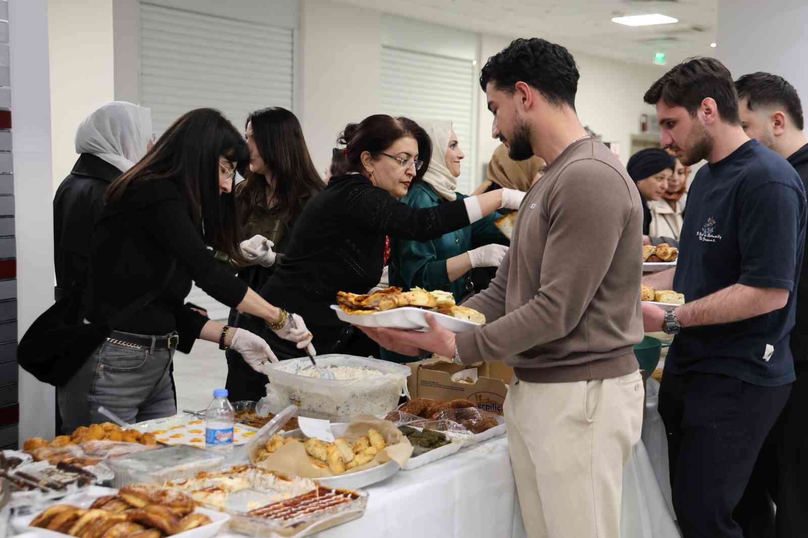 Fırat &Uuml;niversitesi&rsquo;nde sınav &ouml;ncesi &ouml;ğrencilere 150 &ccedil;eşit ev yemeği ikram edildi
