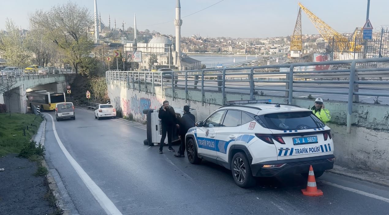 Beyoğlu’nda hafif ticari araç devrildi: Sürücü kazayı yara almadan atlattı