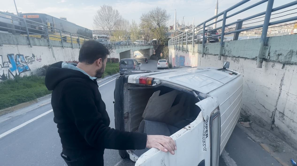 Beyoğlu’nda hafif ticari araç devrildi: Sürücü kazayı yara almadan atlattı