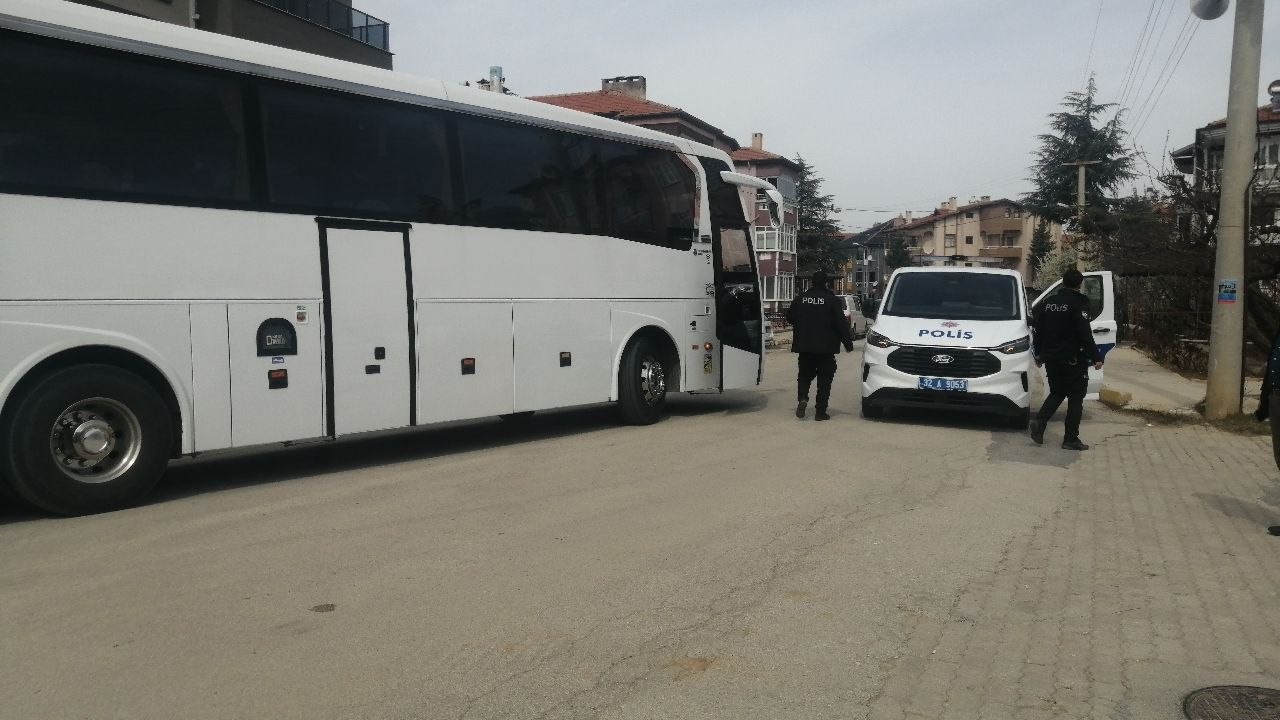 Isparta’da otomobil ile tur otobüsü çarpıştı: 1 yaralı
