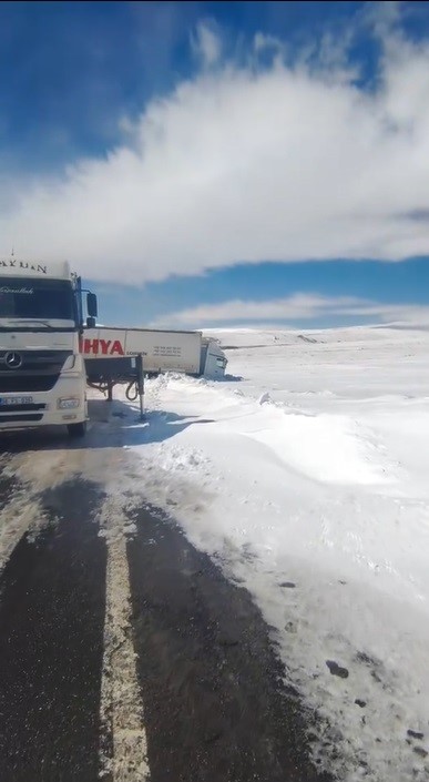 Kars’ta kayan tır yolu kapattı