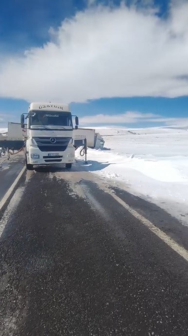 Kars&rsquo;ta kayan tır yolu kapattı
