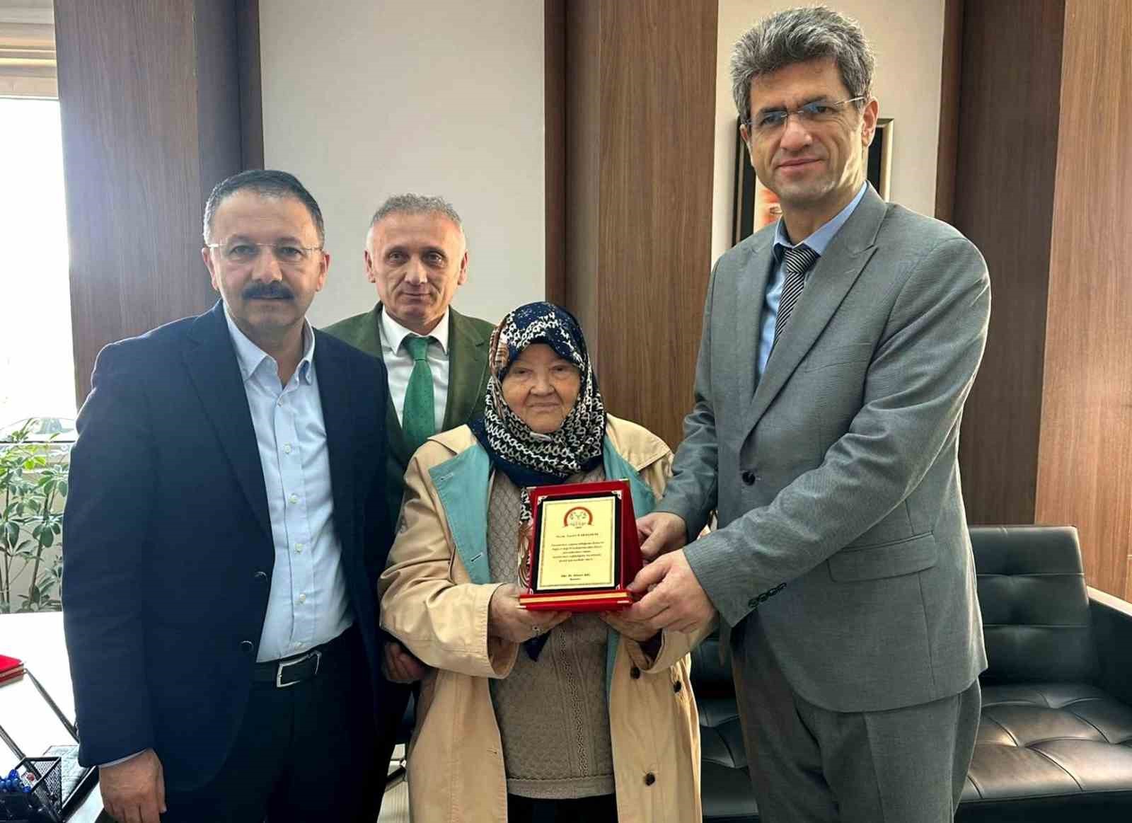 Gurbetçi anne ve oğlundan memleketine sağlık desteği