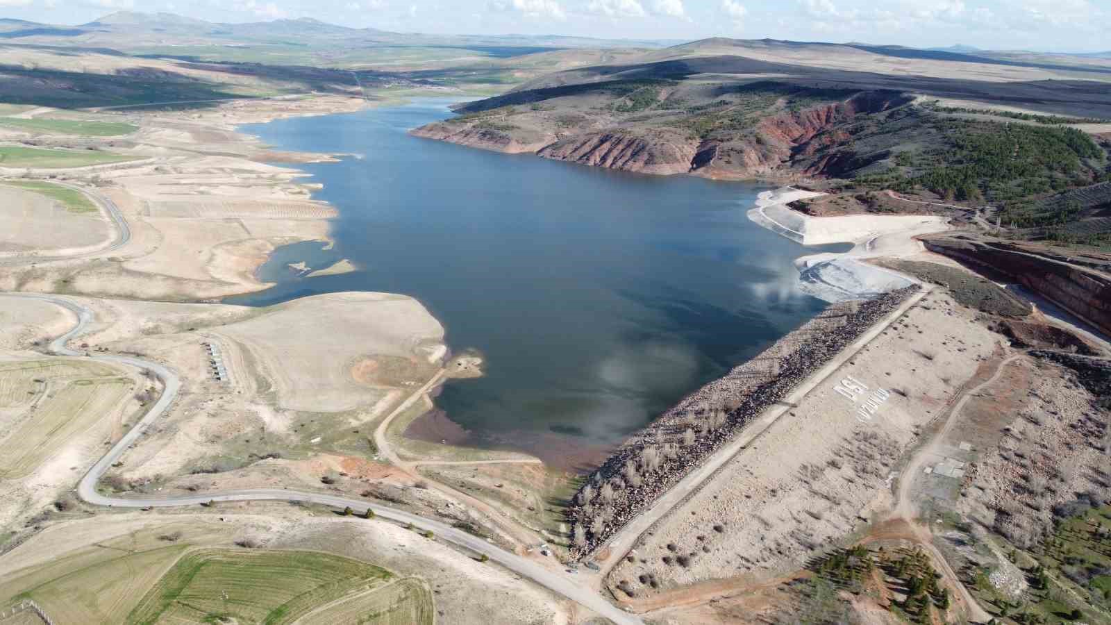 Uzunlu Barajı&rsquo;nda su seviyesindeki değişim dronla g&ouml;r&uuml;nt&uuml;lendi
