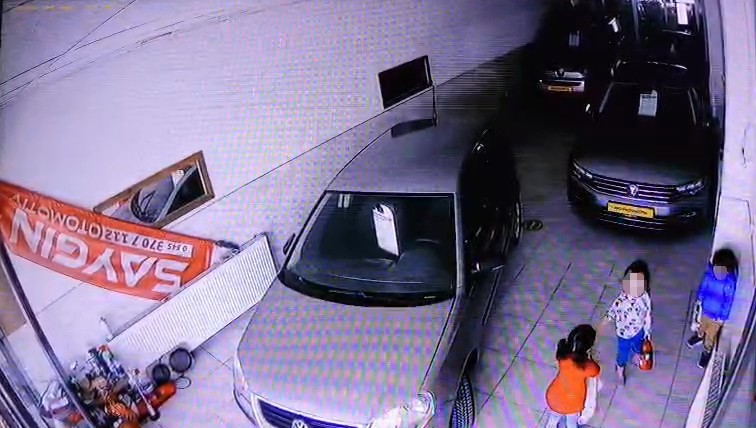 Afacanların yangın t&uuml;p&uuml;yle oyunu işyeri sahibini korkuttu
