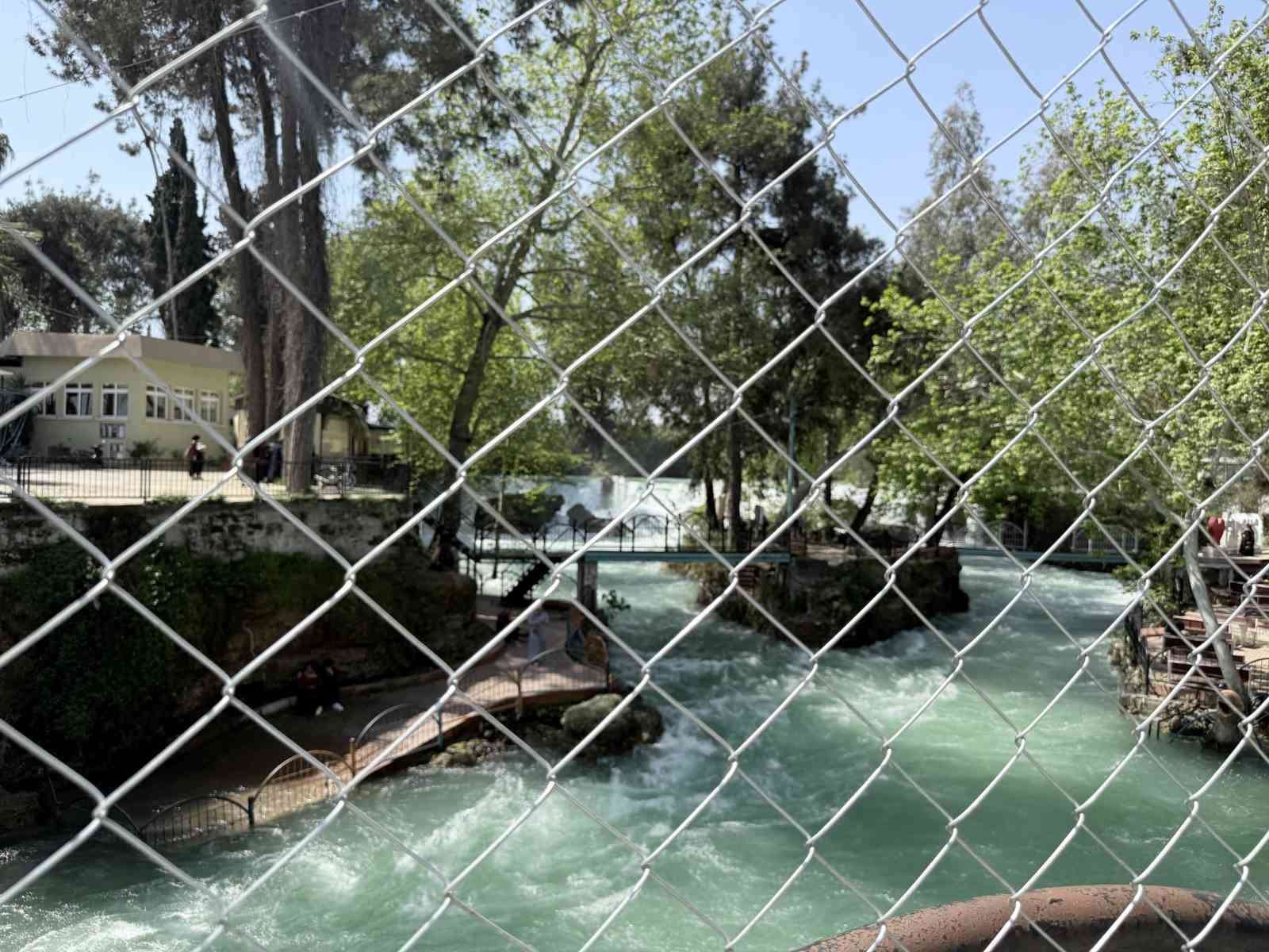 Kayıp gencin aranmasında 11. g&uuml;n: Şelale korkuluklarına tel &ouml;rg&uuml; &ccedil;ekildi
