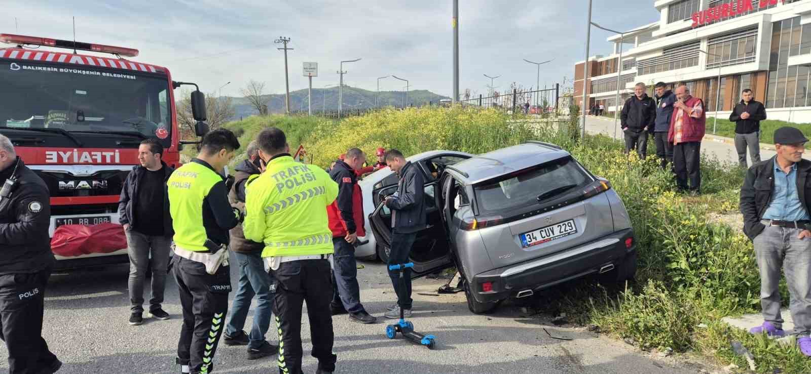 Susurluk&rsquo;ta &ccedil;ift taraflı trafik kazası: 4 kişi yaralandı
