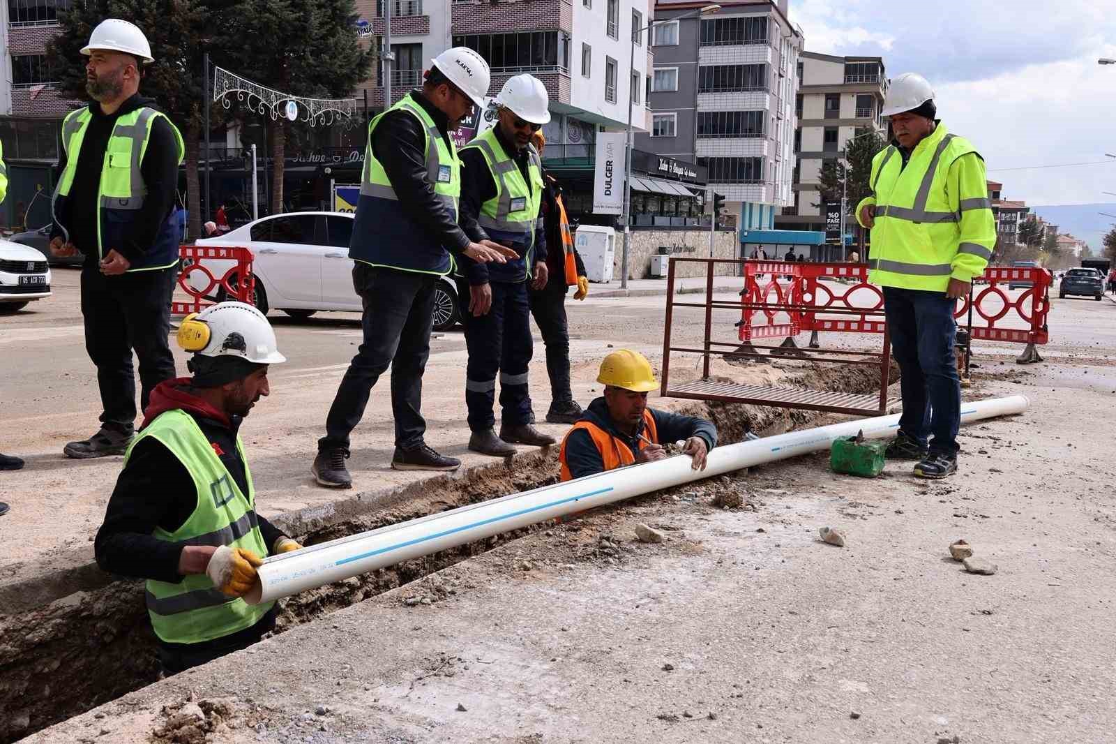 Merzifon&rsquo;un i&ccedil;me suyu projesinde boru d&ouml;şeme &ccedil;alışması s&uuml;r&uuml;yor
