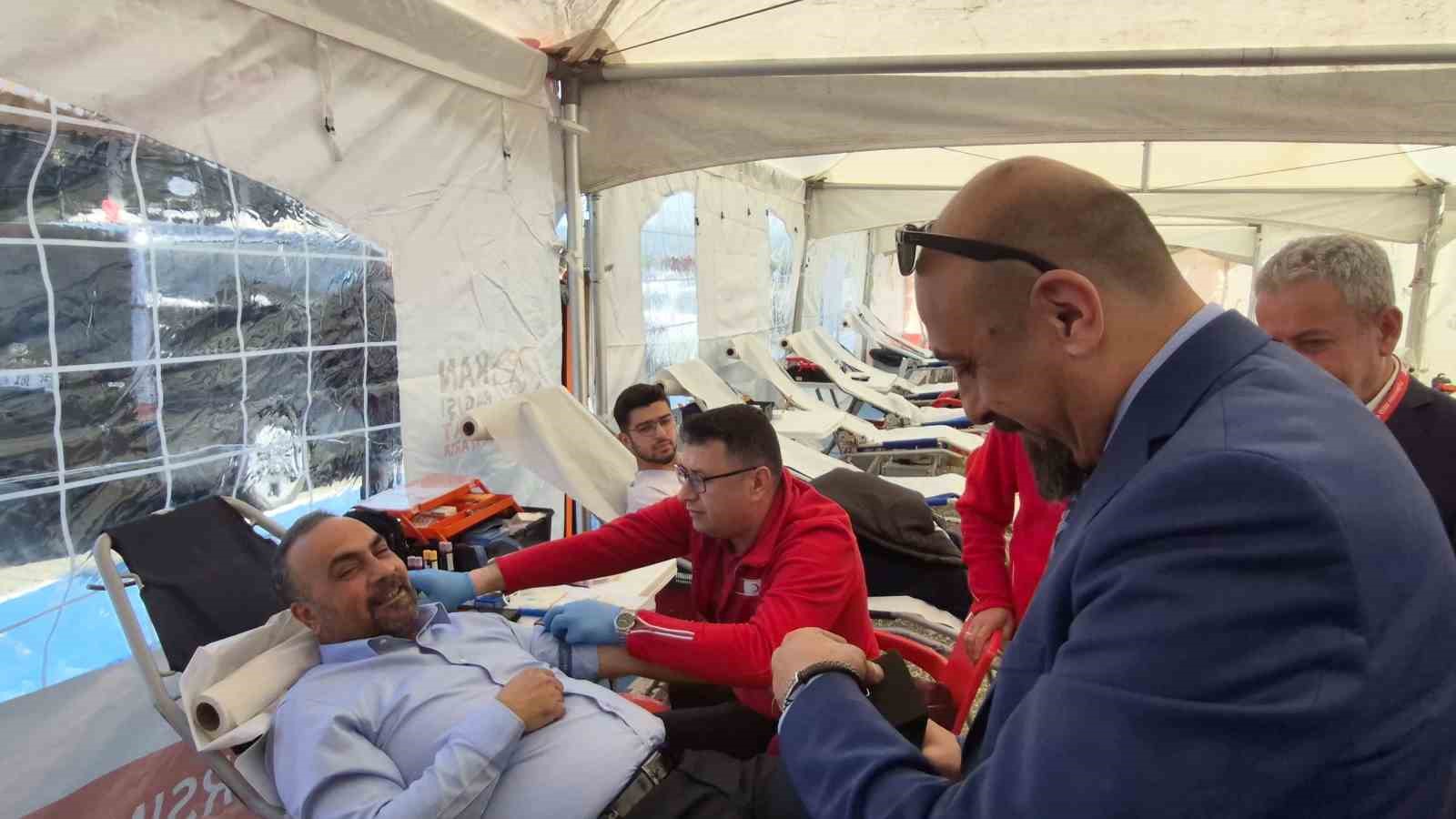 Üniversite öğrencilerinden kan bağış kampanyasına yoğun ilgi