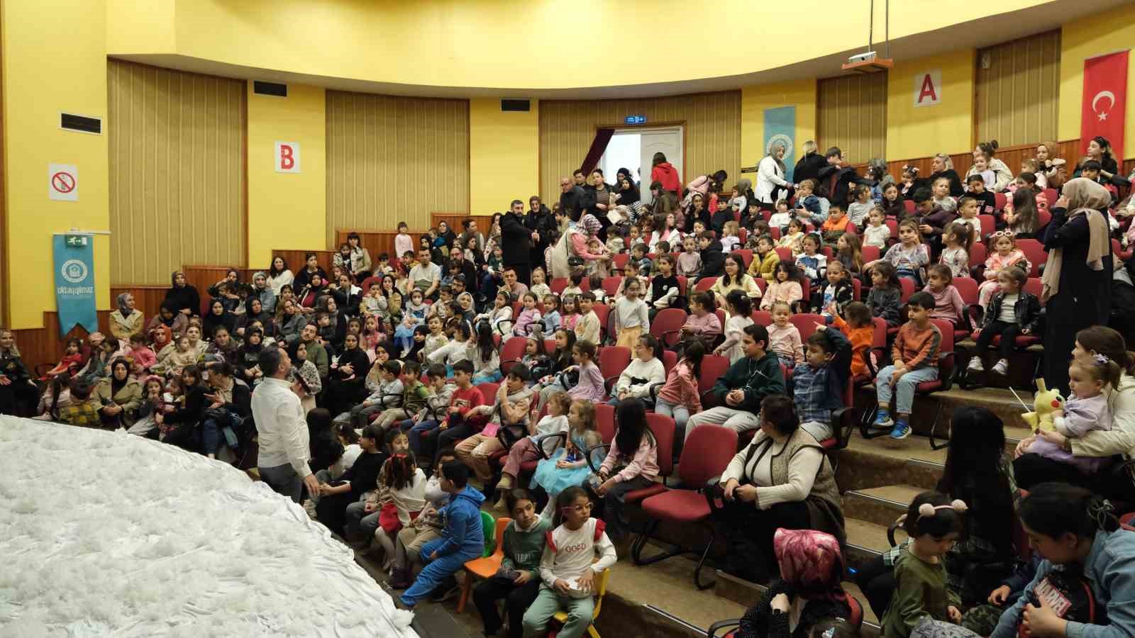 Yıldırımlı &ccedil;ocukların tiyatro keyfi
