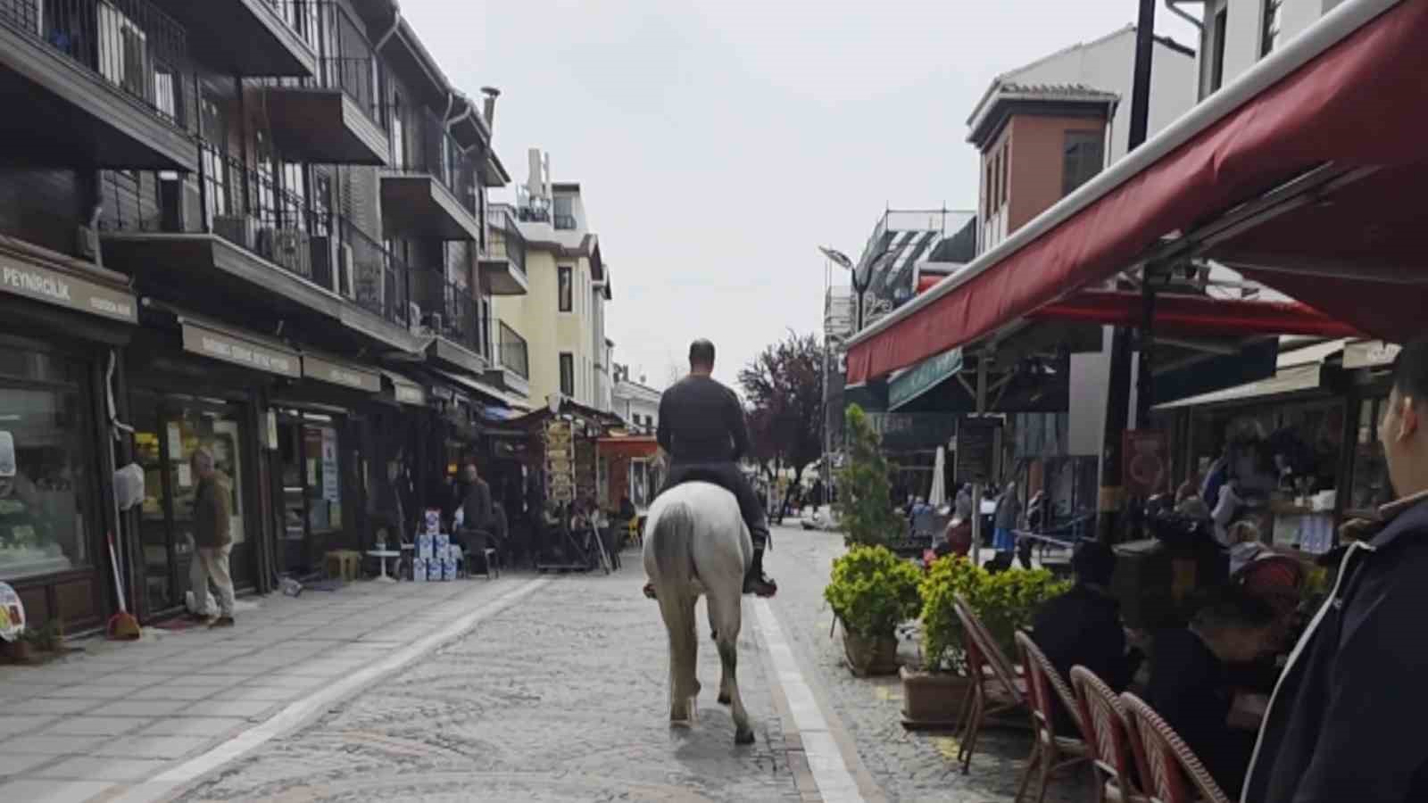 Edirne&rsquo;de beyaz atla caddeyi turlardı
