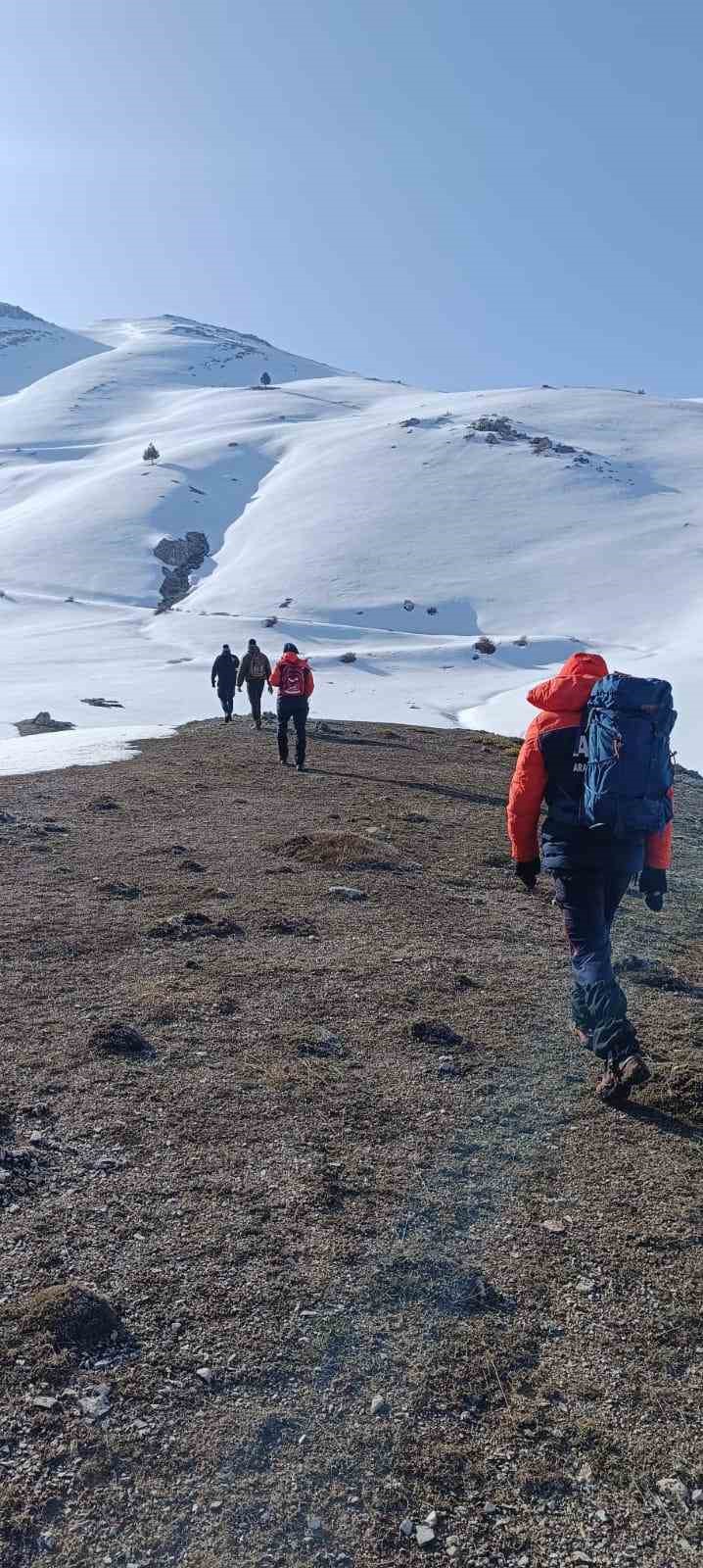Isparta&rsquo;da karla kaplı yaylada mahsur kalan 2 kişi kurtarıldı
