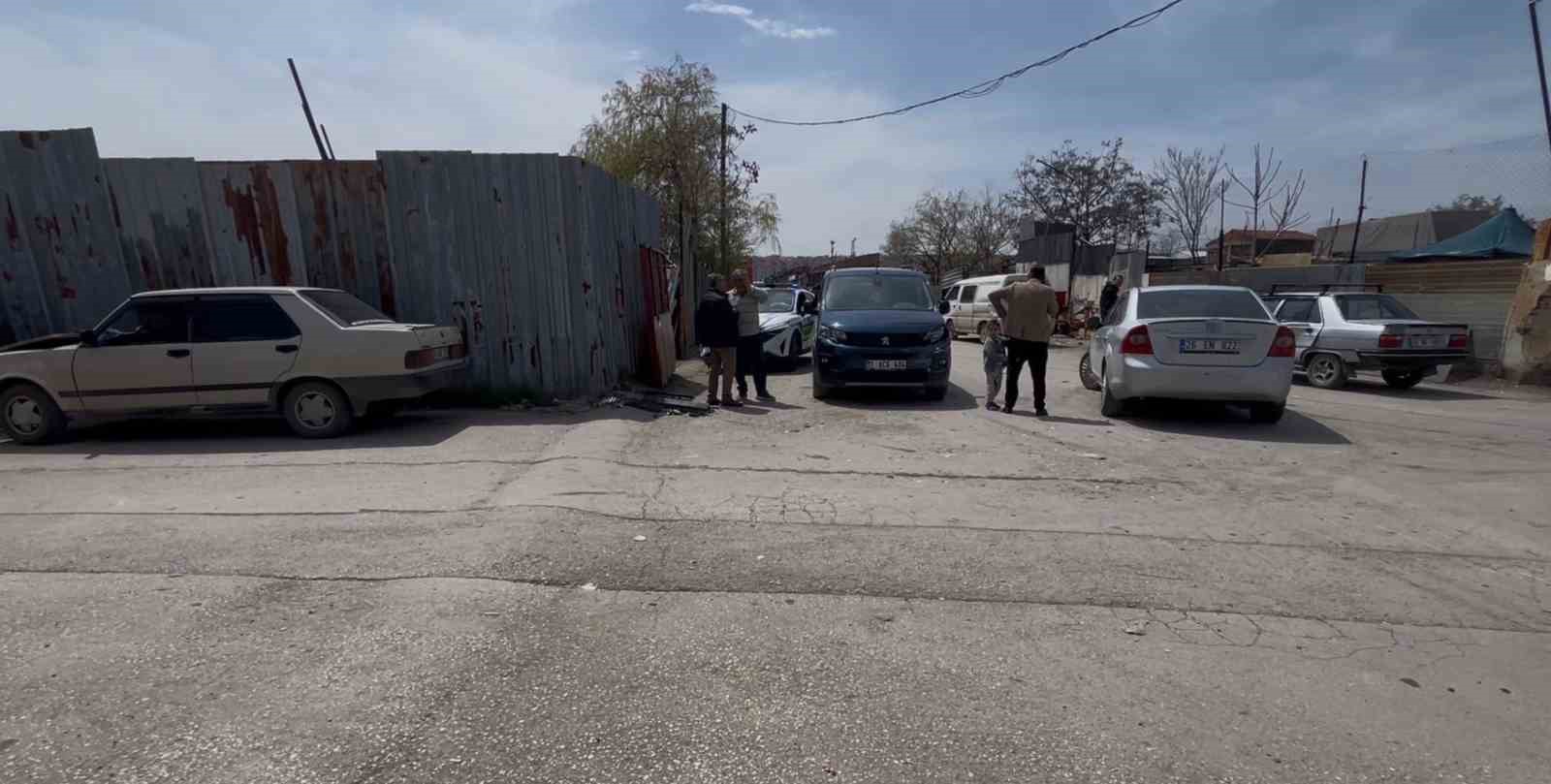 İki araç çarpıştı, 4 araç hasar aldı