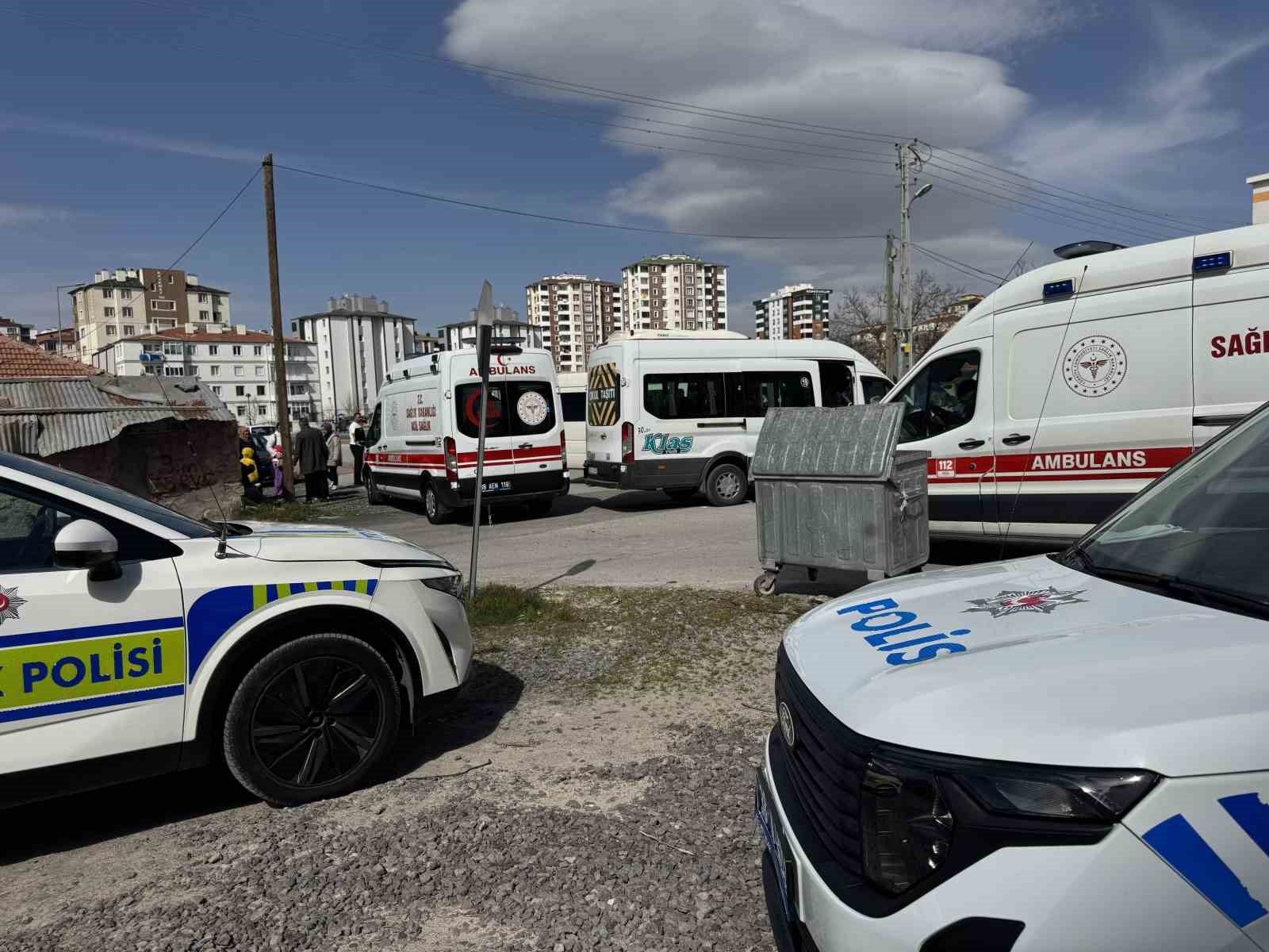 &Ouml;ğrenci ile rehabilitasyon servisi &ccedil;arpıştı: 5 yaralı
