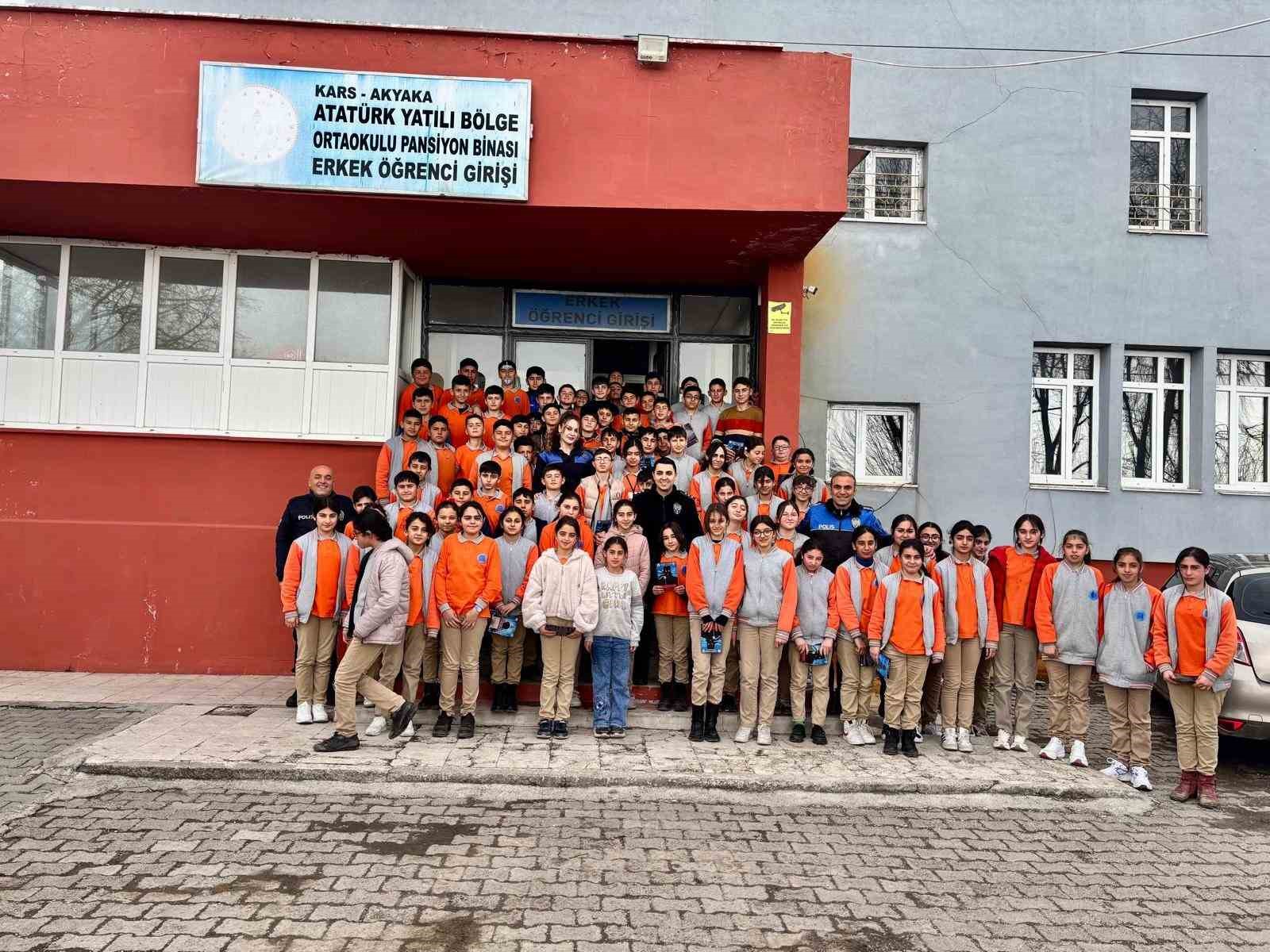 Kars’ta polis öğrencilerle buluştu