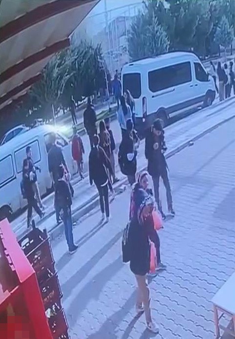 Diyarbakır’da 2 öğrencinin yaralandığı kaza anı güvenlik kameralarına yansıdı