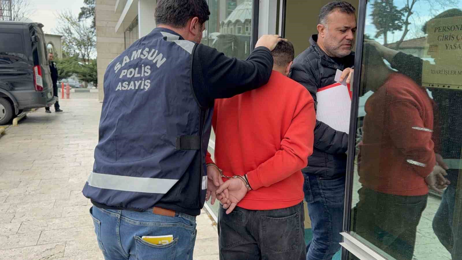 Okul &ouml;n&uuml;ndeki 2 kişinin yaralandığı silahlı saldırıyla ilgili 2 kişi adliyeye sevk edildi
