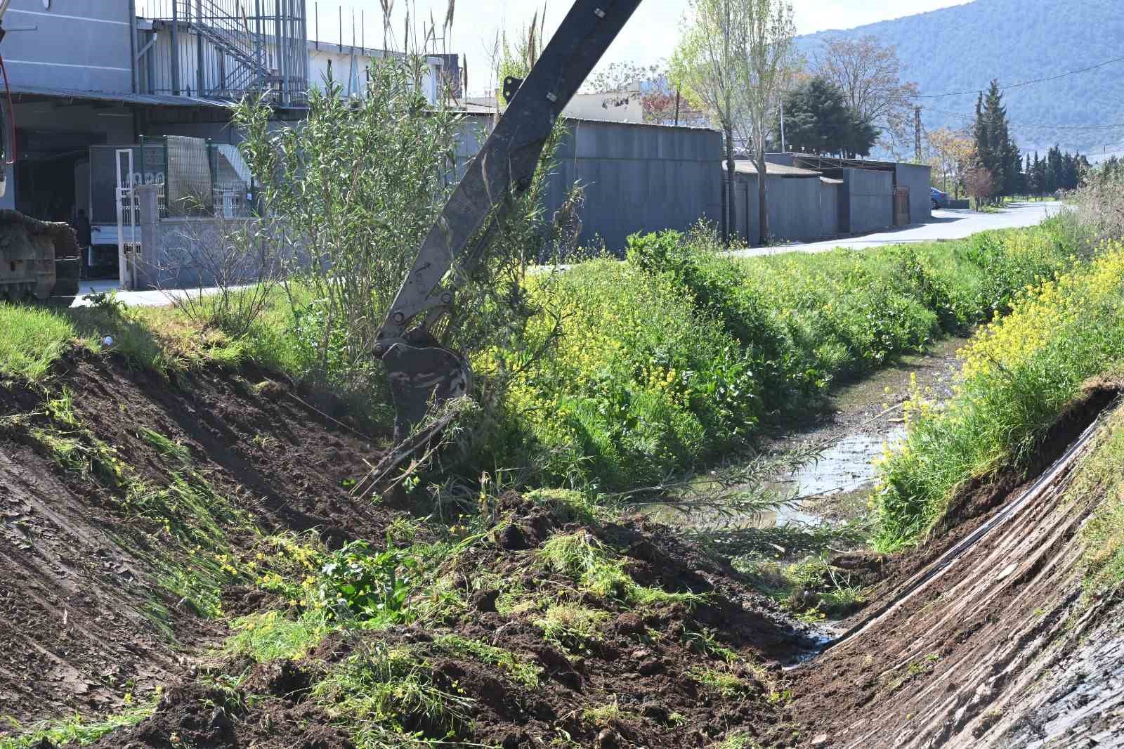 Akhisar’da 5 kilometrelik dere hattı temizleniyor