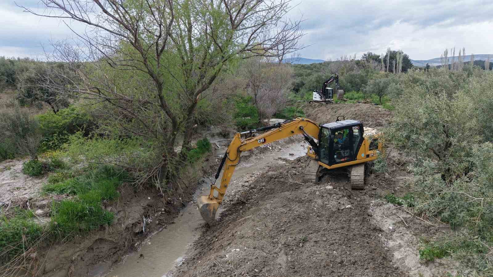 Akhisar&rsquo;da 5 kilometrelik dere hattı temizleniyor
