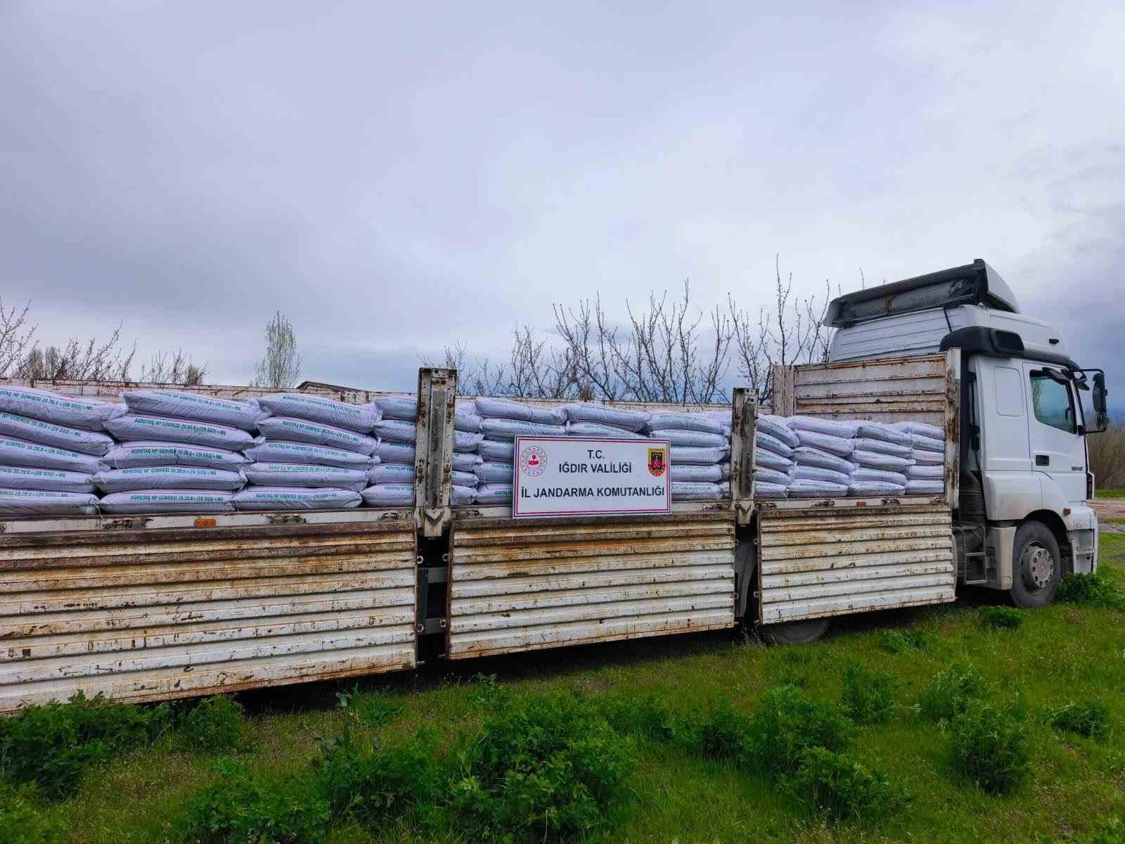 Iğdır&rsquo;da ka&ccedil;ak g&uuml;bre operasyonu: 30 ton &uuml;r&uuml;n ele ge&ccedil;irildi
