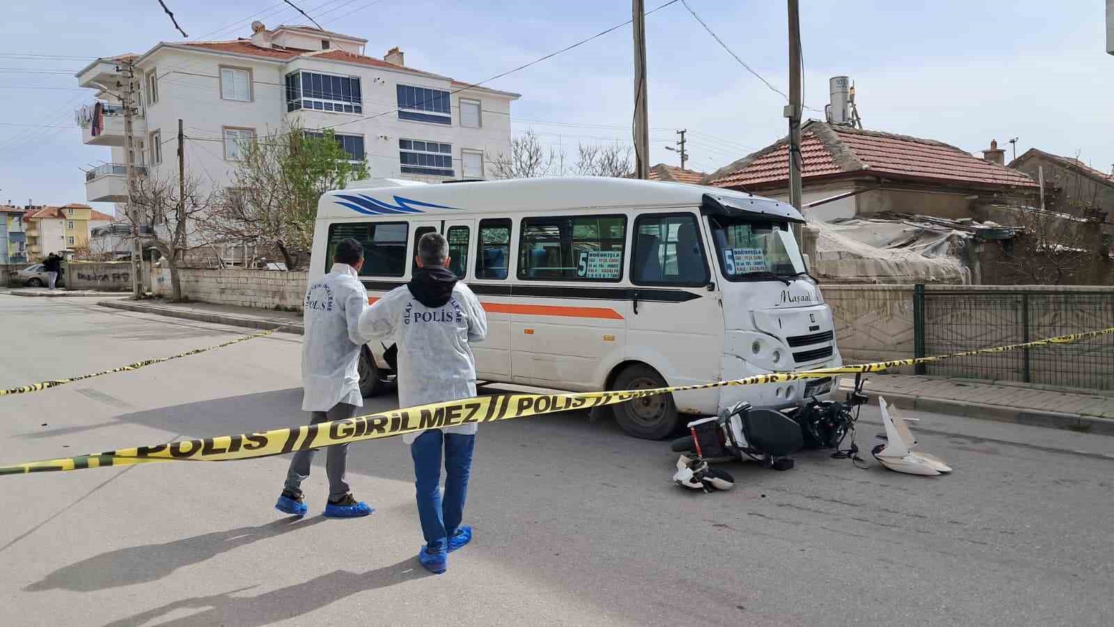 Minib&uuml;s&uuml;n &ccedil;arptığı elektrikli bisikletteki 2 &ccedil;ocuk ağır yaralandı
