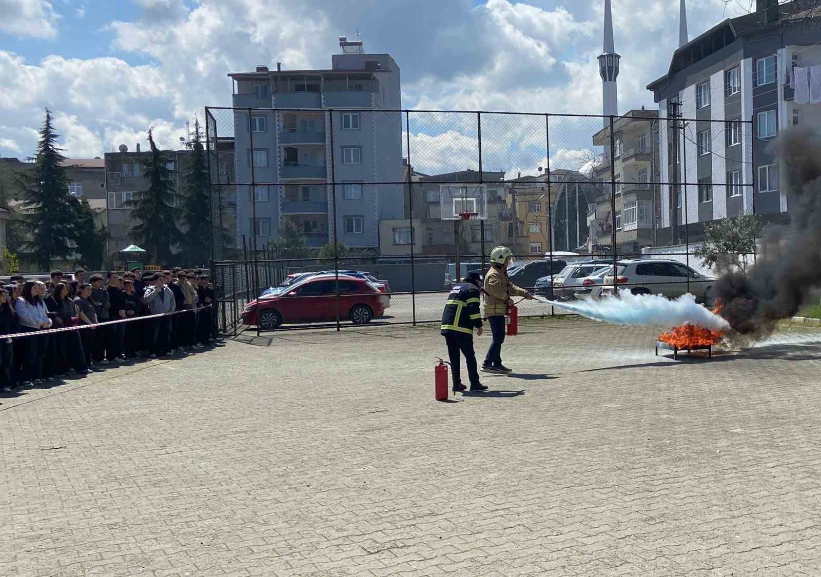 Ordu&rsquo;da liseli &ouml;ğrencilere hayat kurtaran yangın tatbikatı
