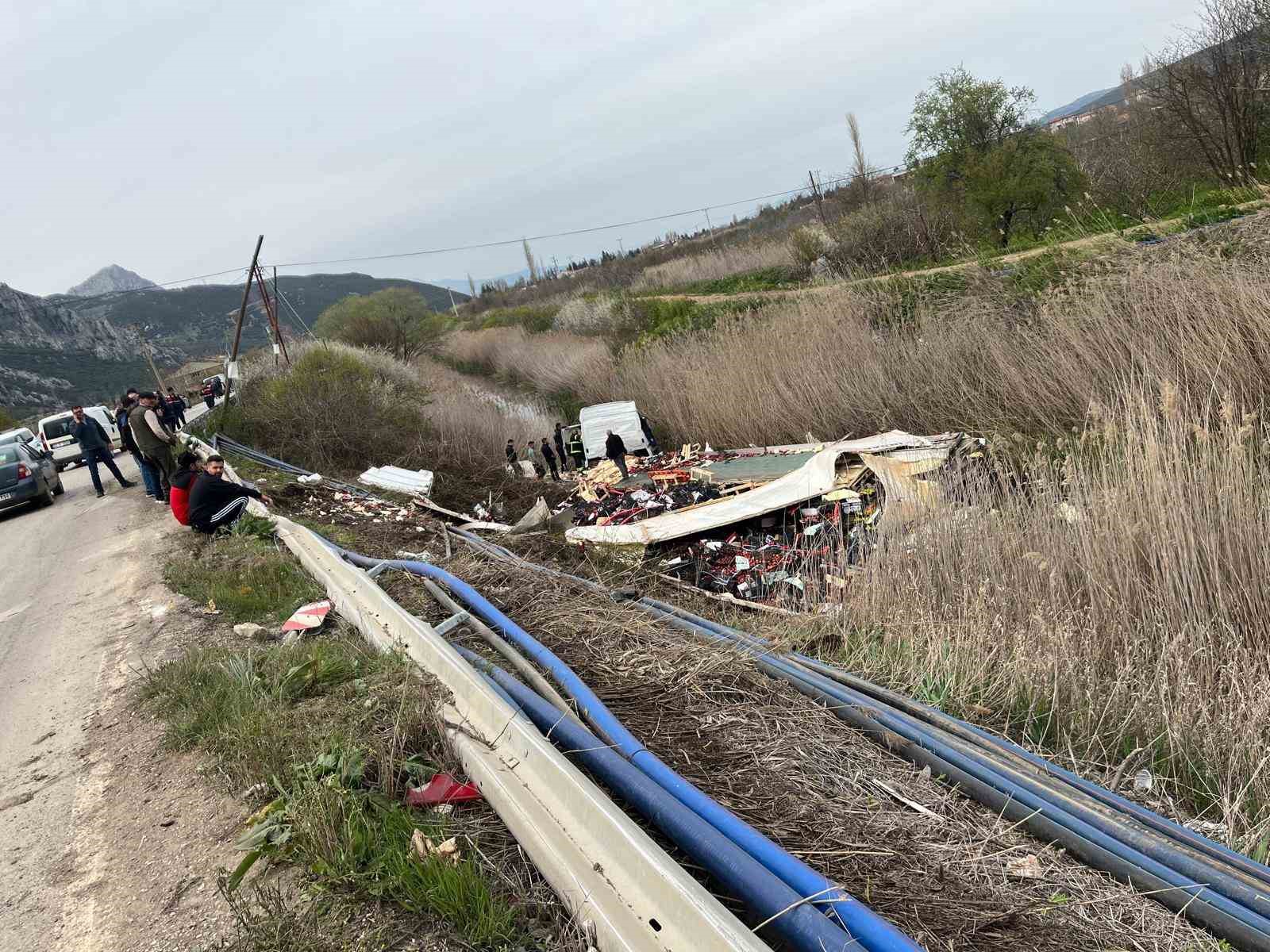 Isparta&rsquo;da elma y&uuml;kl&uuml; &ccedil;ekici kanala devrildi: 1 yaralı

