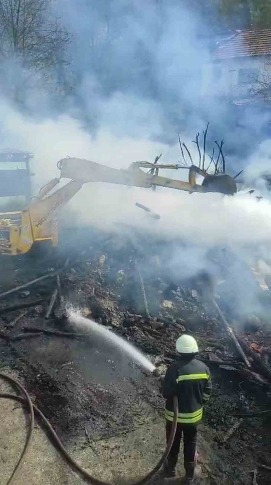 Araç yangını odunluğa sıçradı