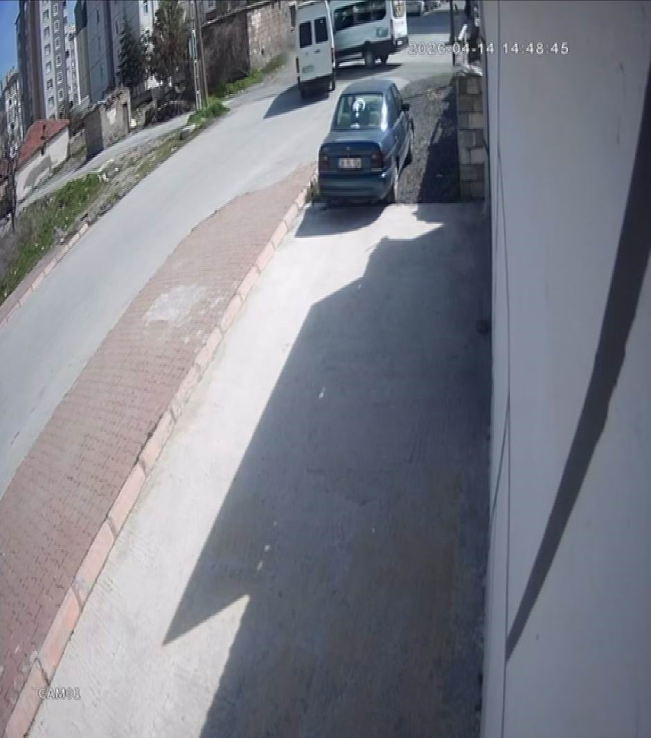 Kayseri&rsquo;de iki servis aracının &ccedil;arpıştığı kaza anı g&uuml;venlik kamerasında
