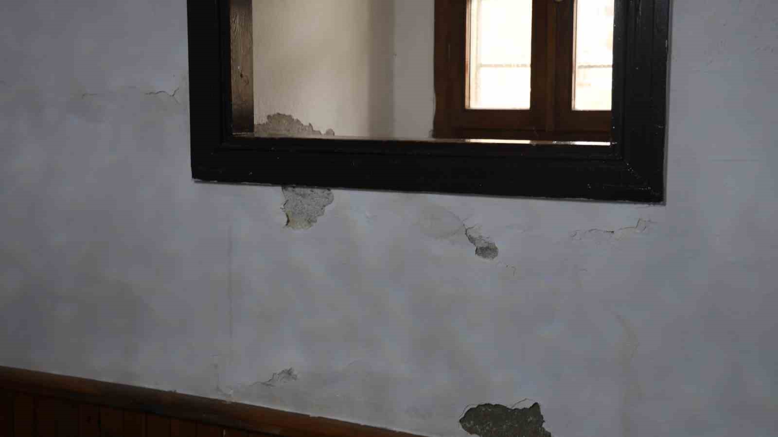 5 asırlık miras alarm veriyor: Ahi Evran Cami’nin sıva ve boyaları dökülüyor