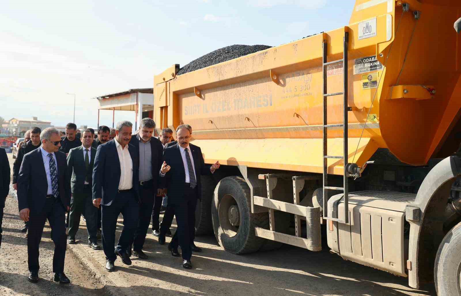 Siirt&rsquo;te dev asfalt hamlesi: 26 b&ouml;lgede 25 kilometrelik yol yenilenecek, 50 bin ton asfalt serilecek
