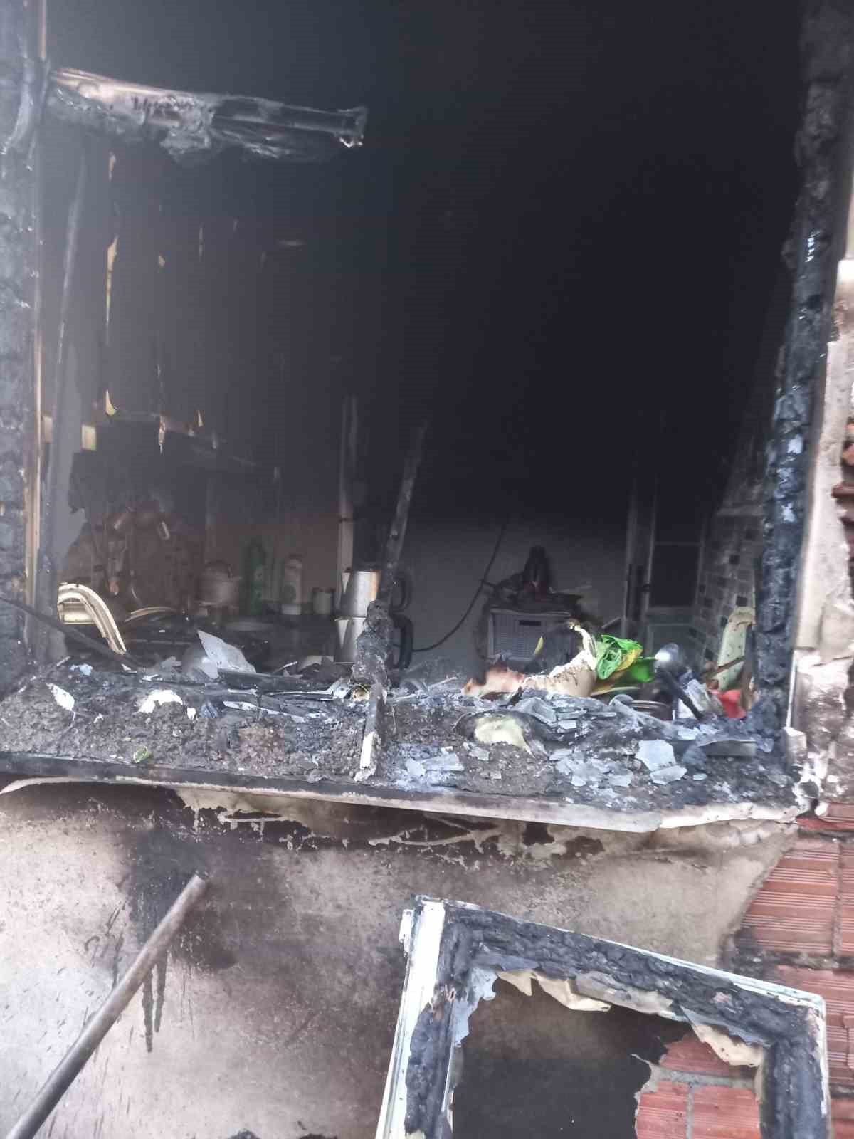 Mutfakta &ccedil;ıkan yangın evi k&uuml;le &ccedil;eviriyordu
