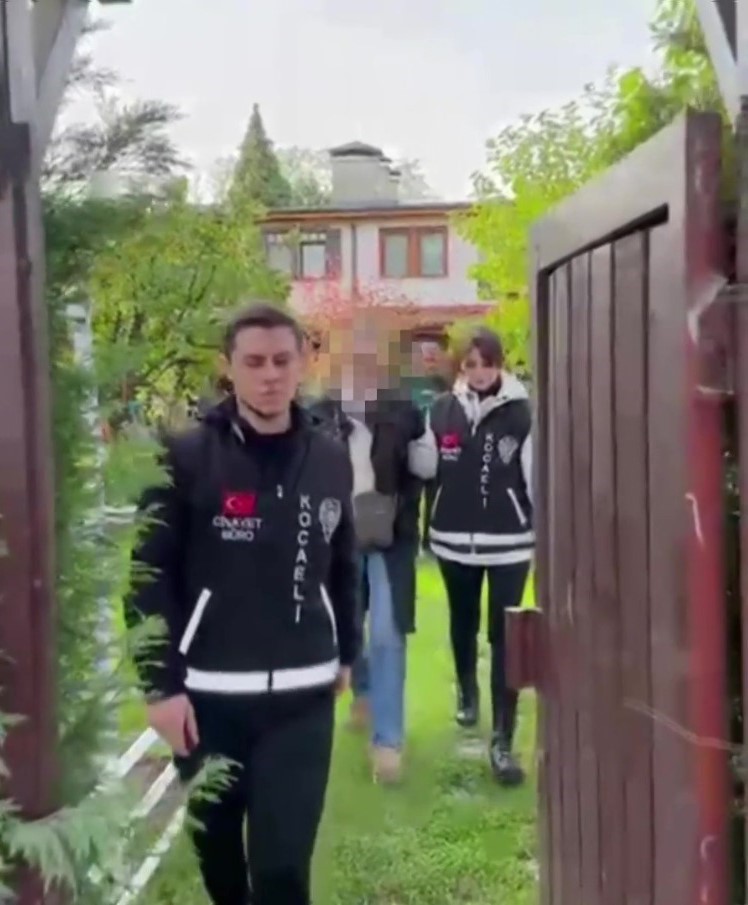 Doğurduğu bebeğini &ccedil;&ouml;p konteynerine atan anne 19 yıl sonra hakim karşısında
