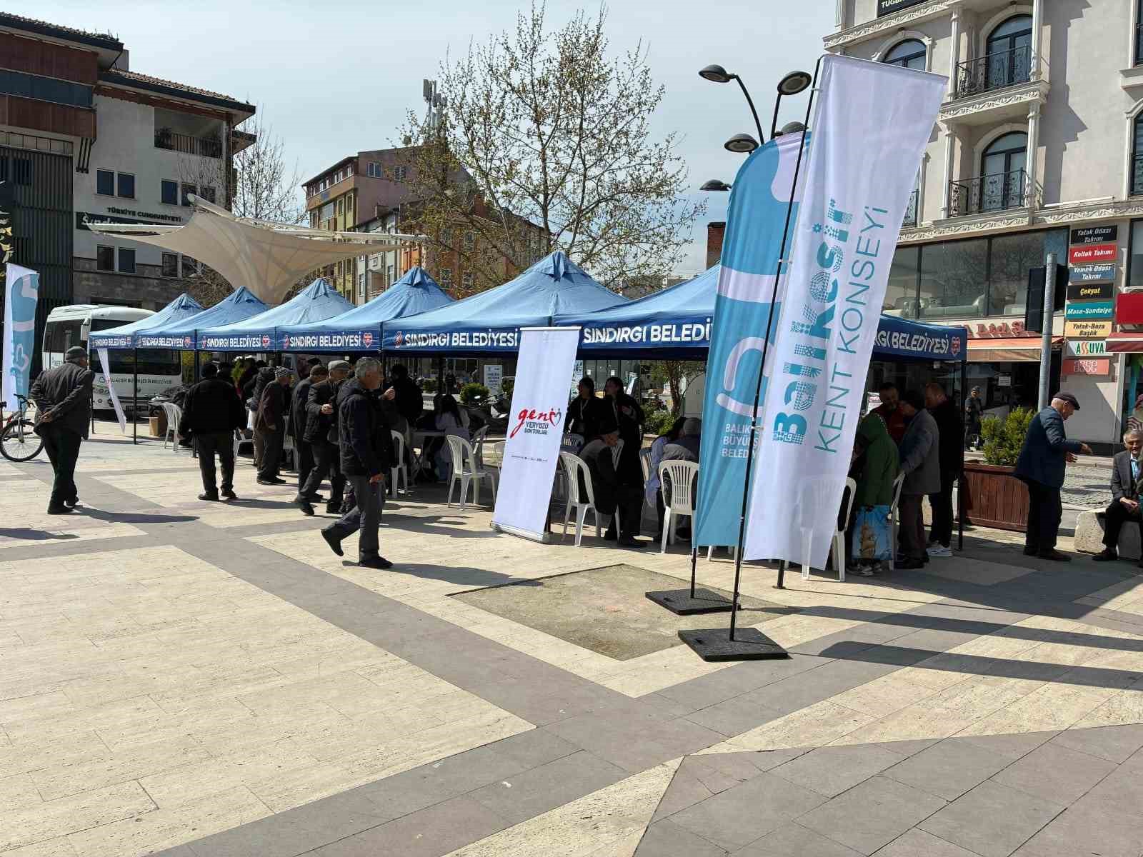 Deprem sonrası doktorlardan Sındırgı&rsquo;ya &ouml;zel ilgi
