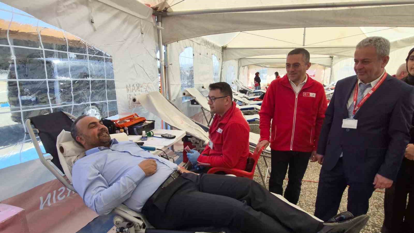 Üniversite öğrencilerinden kan bağış kampanyasına yoğun ilgi