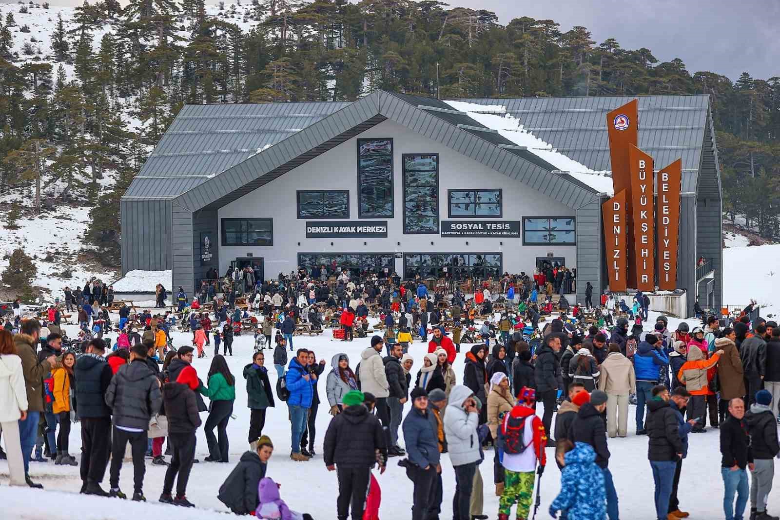 Denizli Kayak Merkezi 150 bin misafiri ağırladı