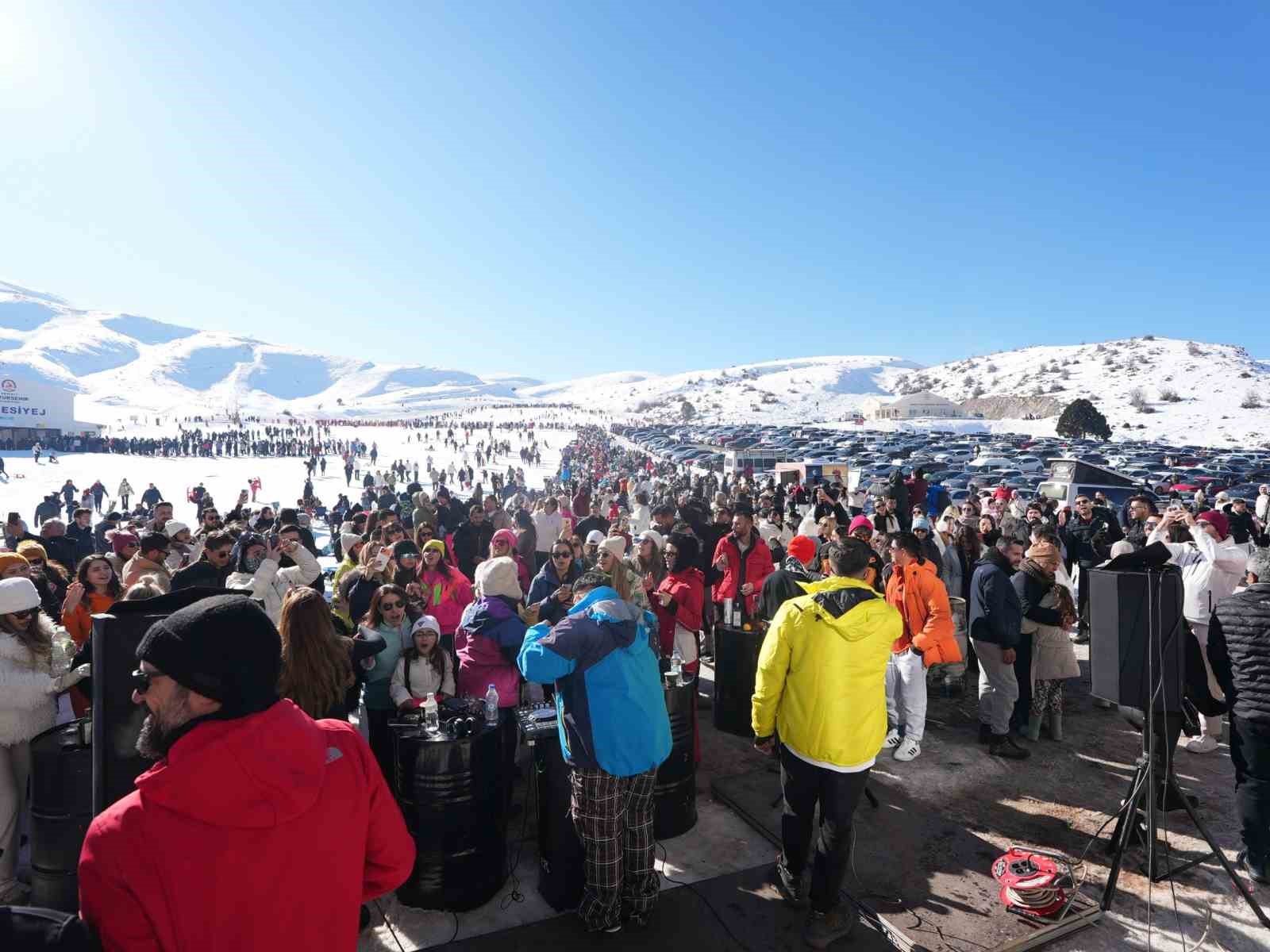Denizli Kayak Merkezi 150 bin misafiri ağırladı
