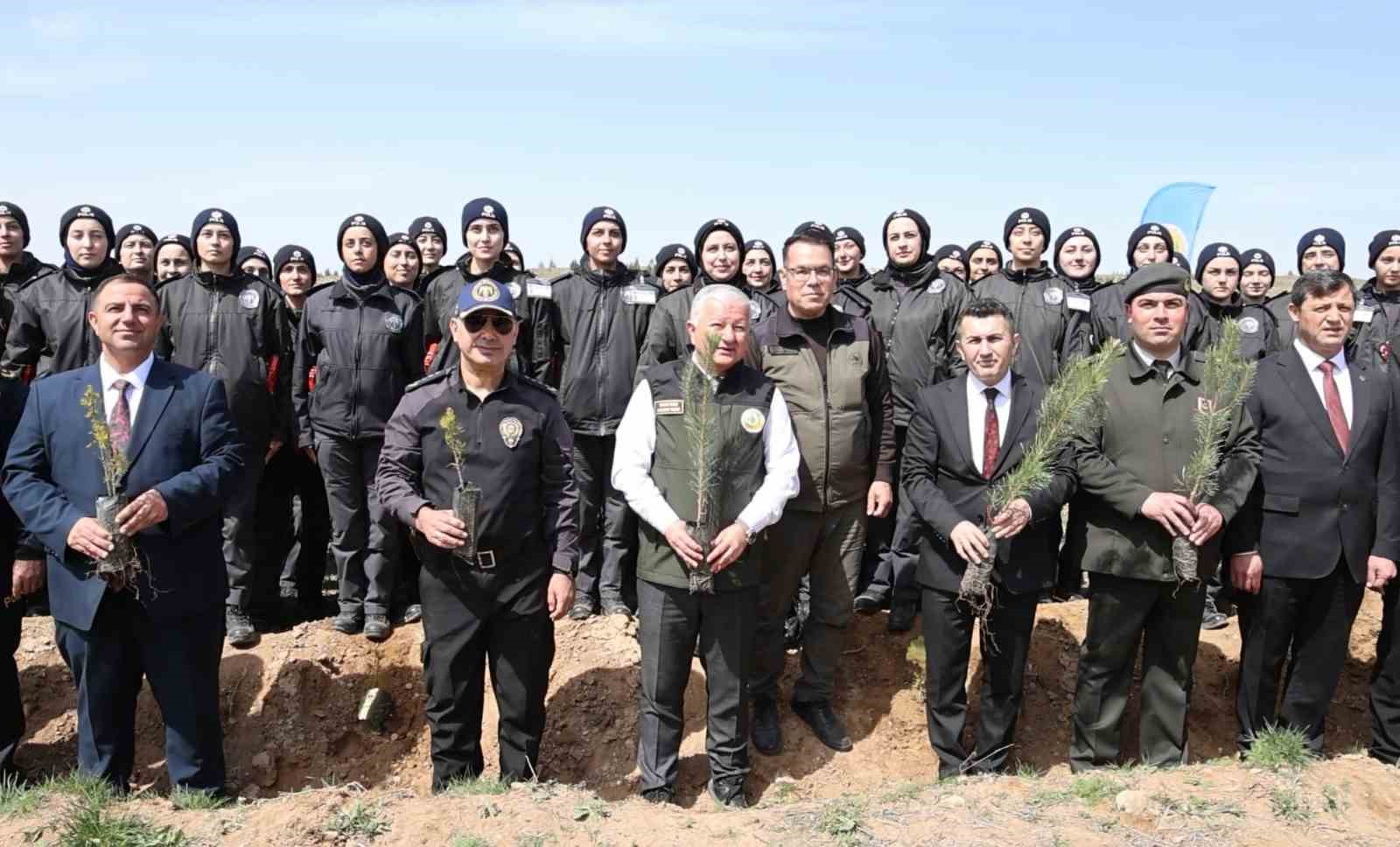 Aksaray&rsquo;ın Mehmet&ccedil;ik Hatıra Ormanı&rsquo;nda 2 bin 500 fidan toprakla buluşturuldu
