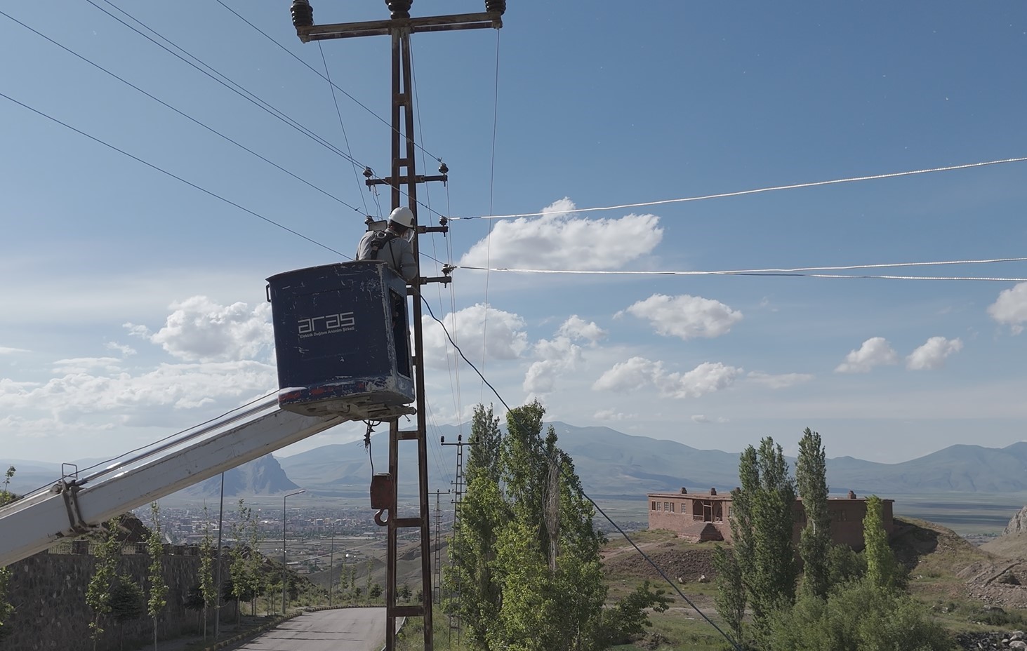 Aras Edaş, Ağrı&rsquo;da kesintisiz enerji i&ccedil;in yatırımlarını s&uuml;rd&uuml;r&uuml;yor
