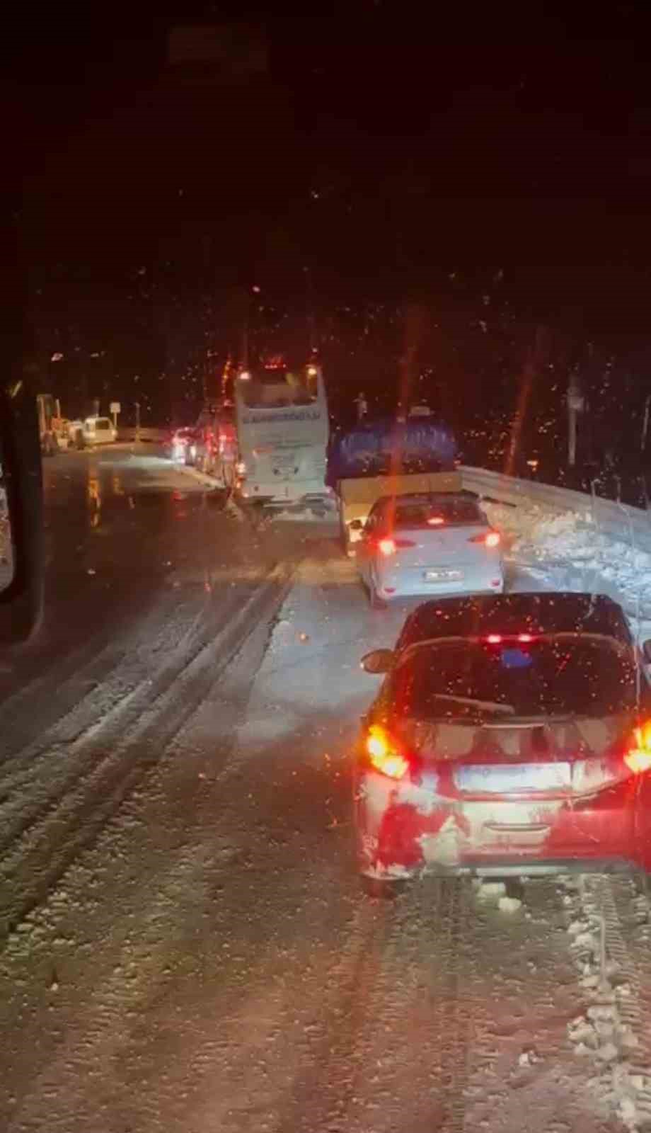 Kop Dağı Geçidi’nde buzlanma ulaşımı aksattı