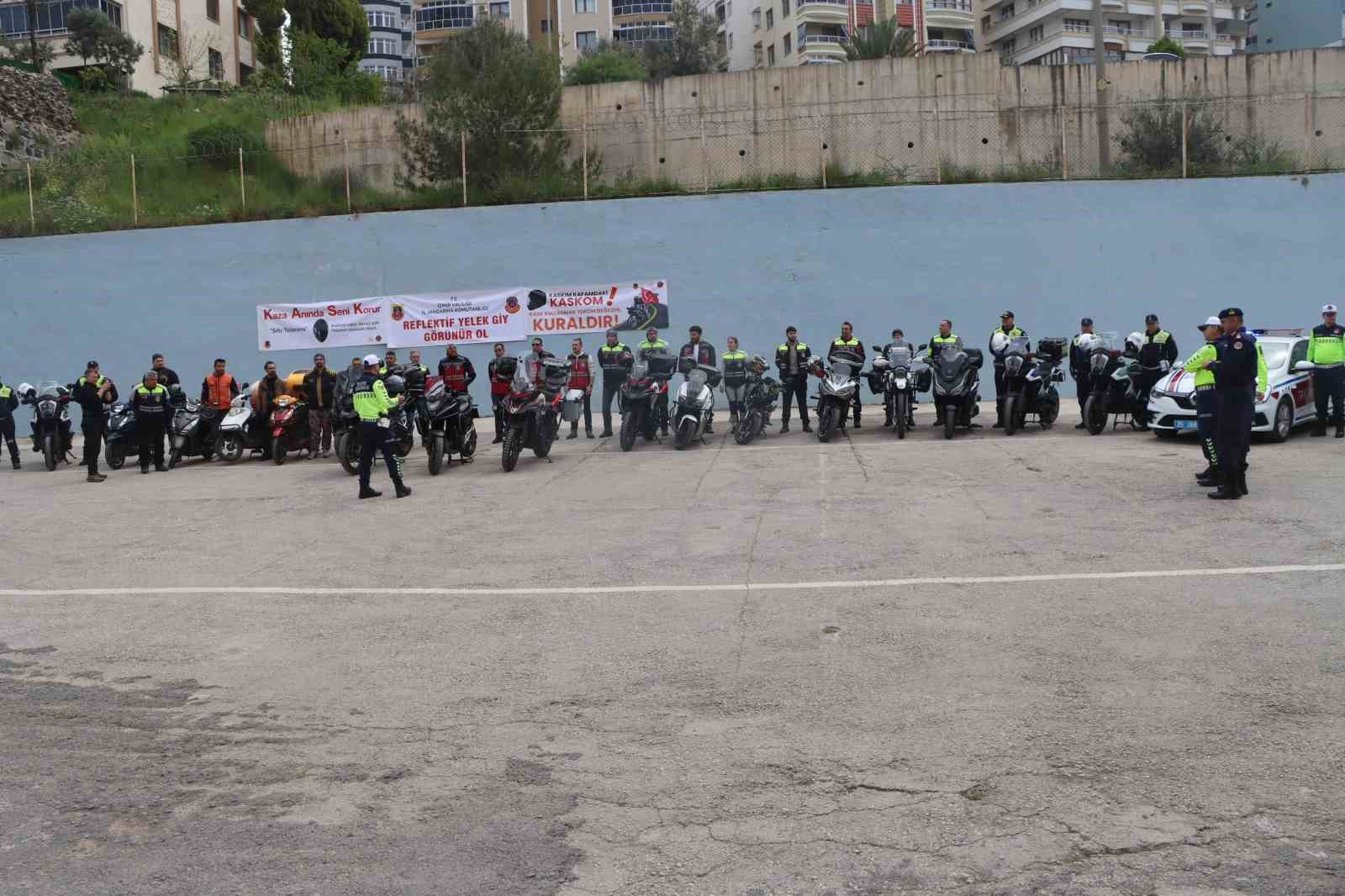 Aliağa&rsquo;da motosiklet s&uuml;r&uuml;c&uuml;lerine jandarmadan &lsquo;G&uuml;venli S&uuml;r&uuml;ş&rsquo; eğitimi
