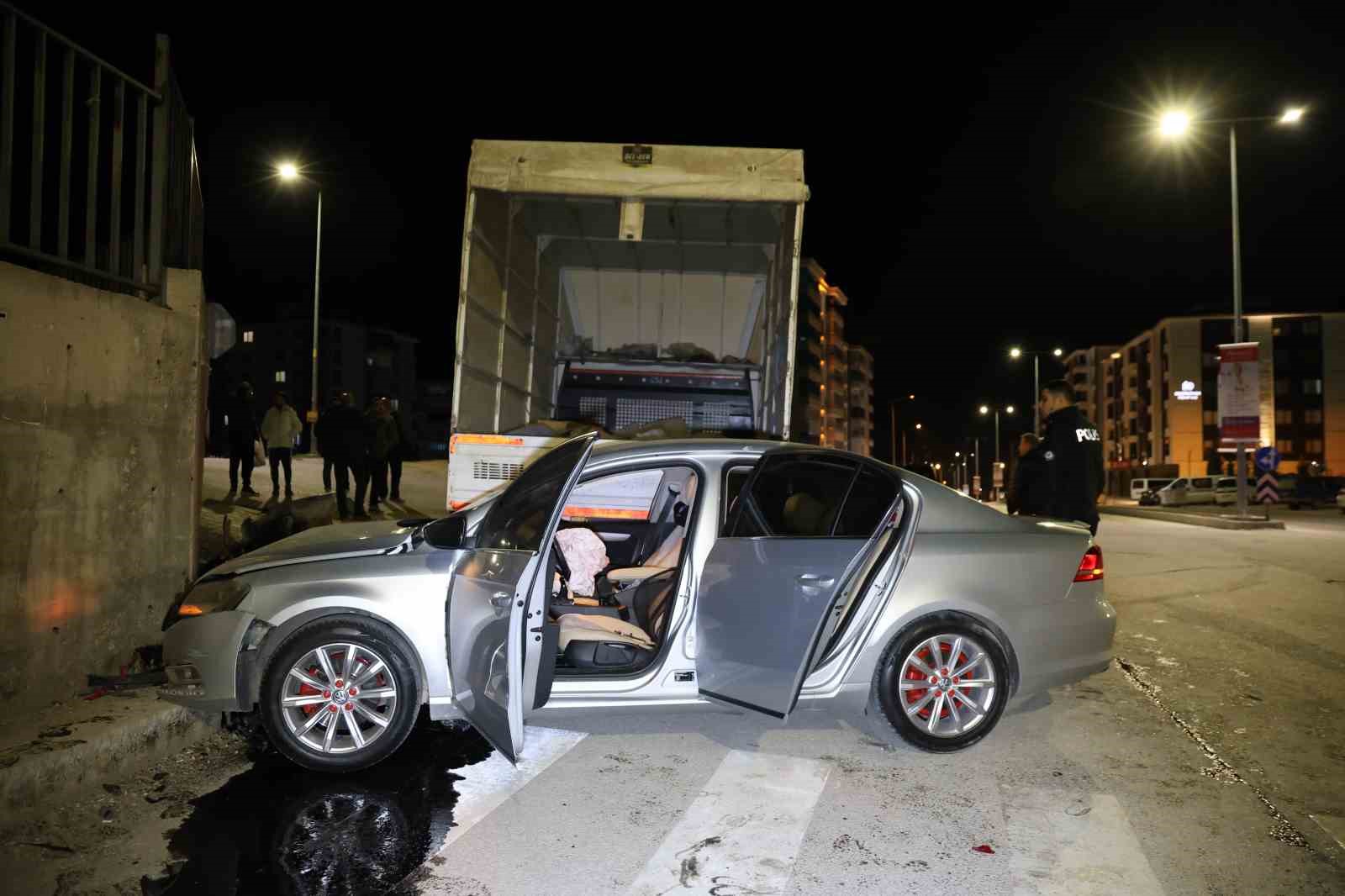 Elazığ’da pikap ile otomobil çarpıştı: 5 yaralı