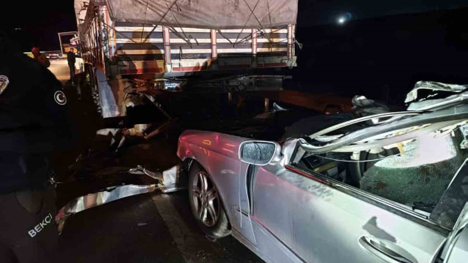 Otomobil park halindeki tıra &ccedil;arptı, k&ouml;y muhtarı ağır yaralandı
