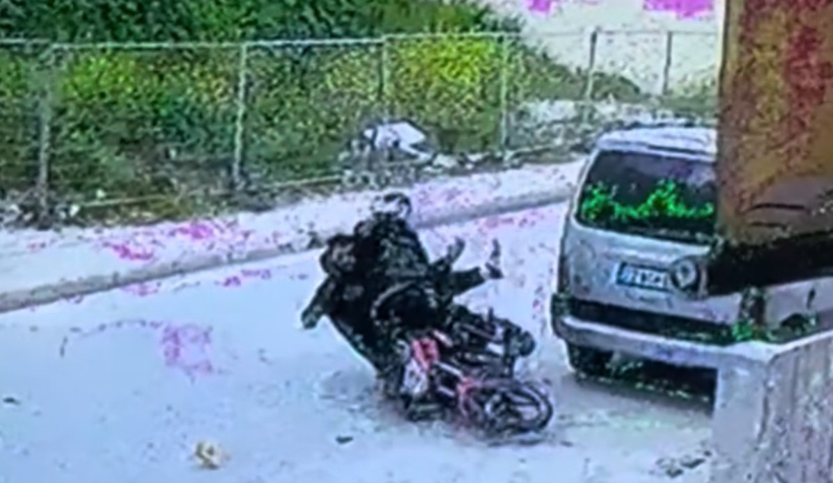 Edirne&rsquo;de iki motosikletin &ccedil;arpıştığı kaza kamerada: 1 yaralı
